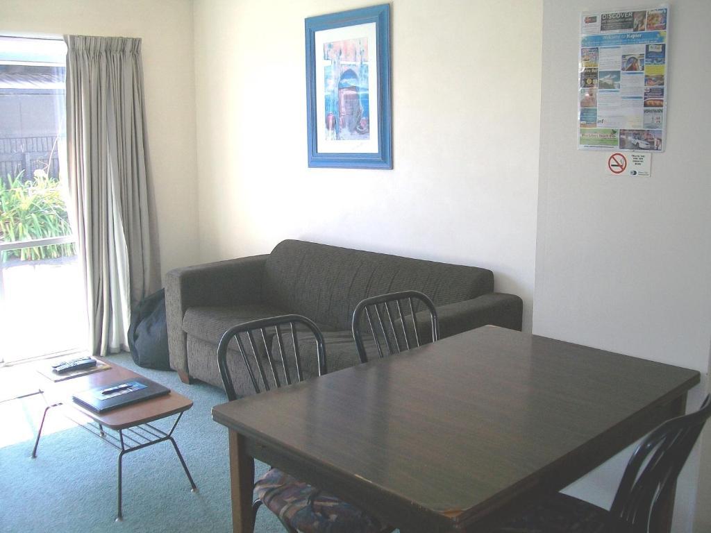 Cedar Court Motel Нейпиър Екстериор снимка