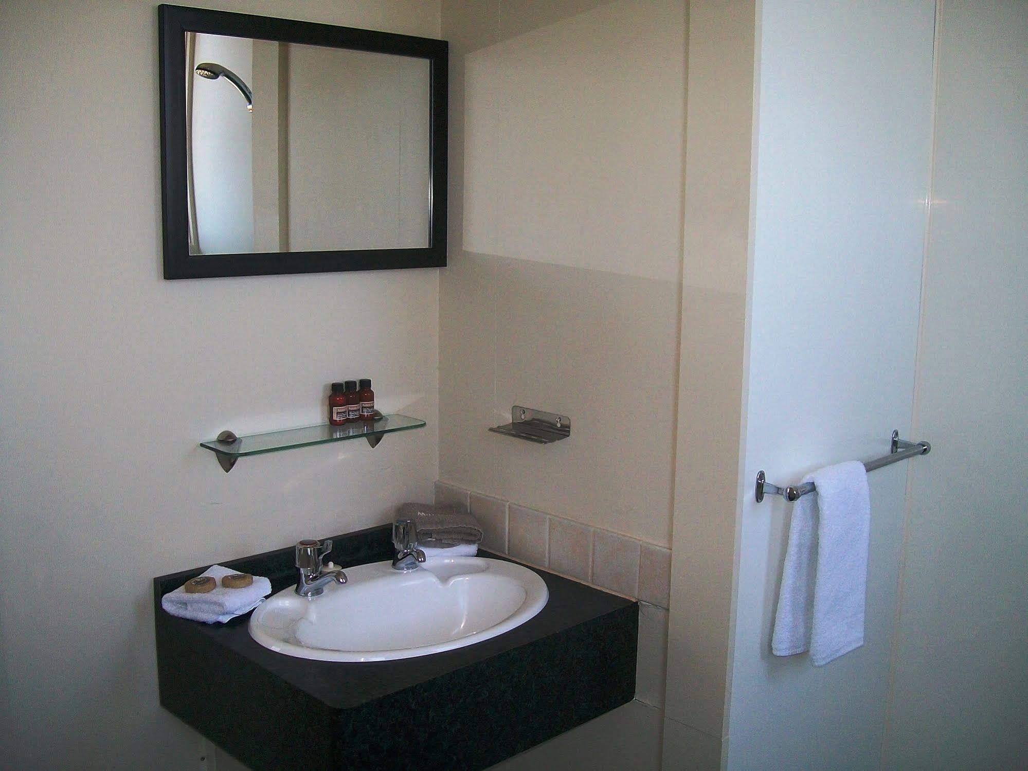 Cedar Court Motel Нейпиър Екстериор снимка